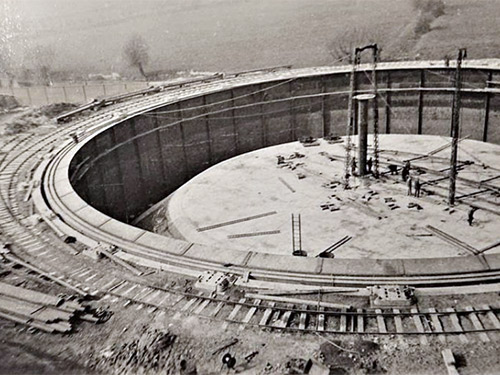 Time-lapse transformation of an industrial skyline. Construction of a gas holder at the Cambridge University & Town Gas-Light Company in the 1920s
